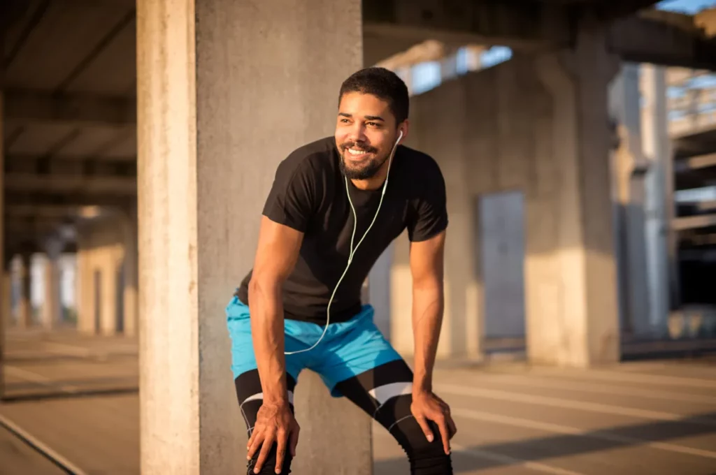 homme sportif confiant confiance en soi seance sport sourire