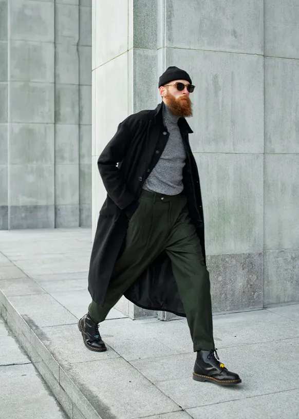 homme confiant confiance en soi style vêtement look tendance bonnet manteau veste lunettes