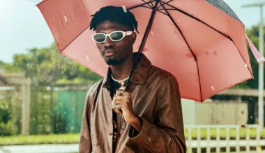 homme tendance mode parapluie vetement pluie automne veste cuir impermeable