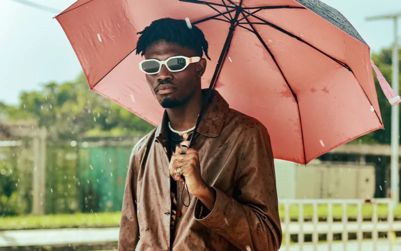 homme tendance mode parapluie vetement pluie automne veste cuir impermeable