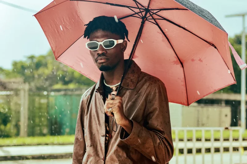 homme tendance mode parapluie vetement pluie automne veste cuir impermeable