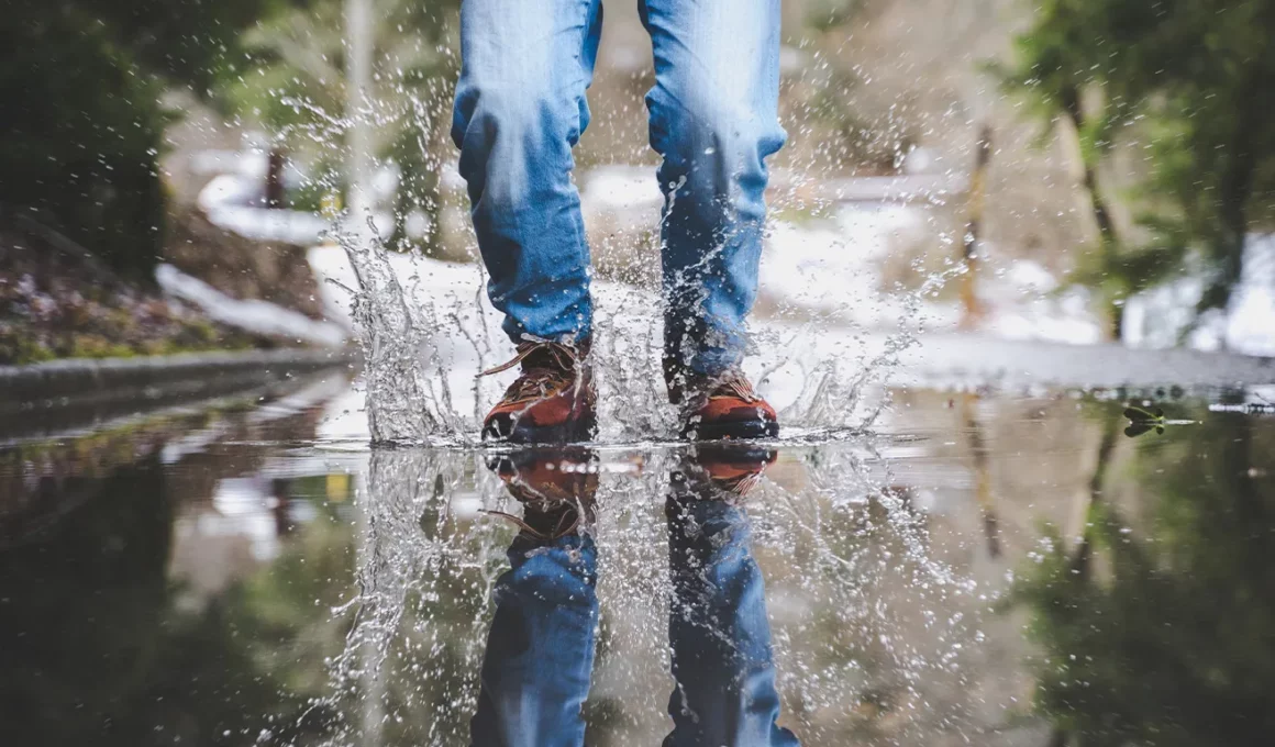 homme porte sneakers basket impermeable marron automne pluie flaque ville