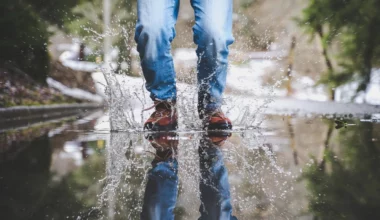 homme porte sneakers basket impermeable marron automne pluie flaque ville