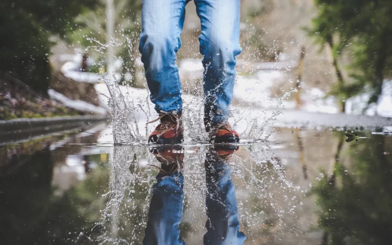 homme porte sneakers basket impermeable marron automne pluie flaque ville