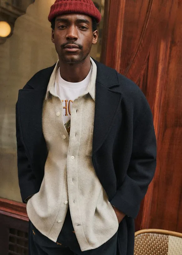 layering superposition manteau marine sur-chemise beige t-shirt blanc homme octobre editions