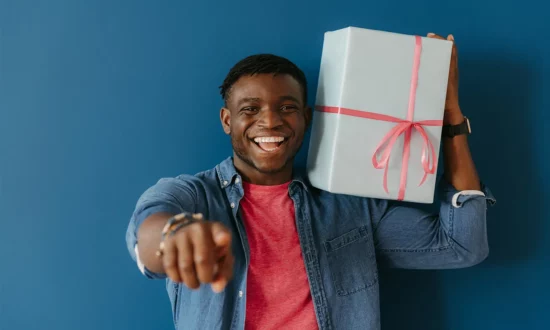 un homme offre un cadeau de noel idee inspiration