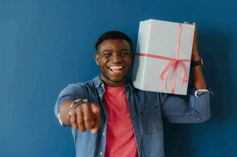 un homme offre un cadeau de noel idee inspiration